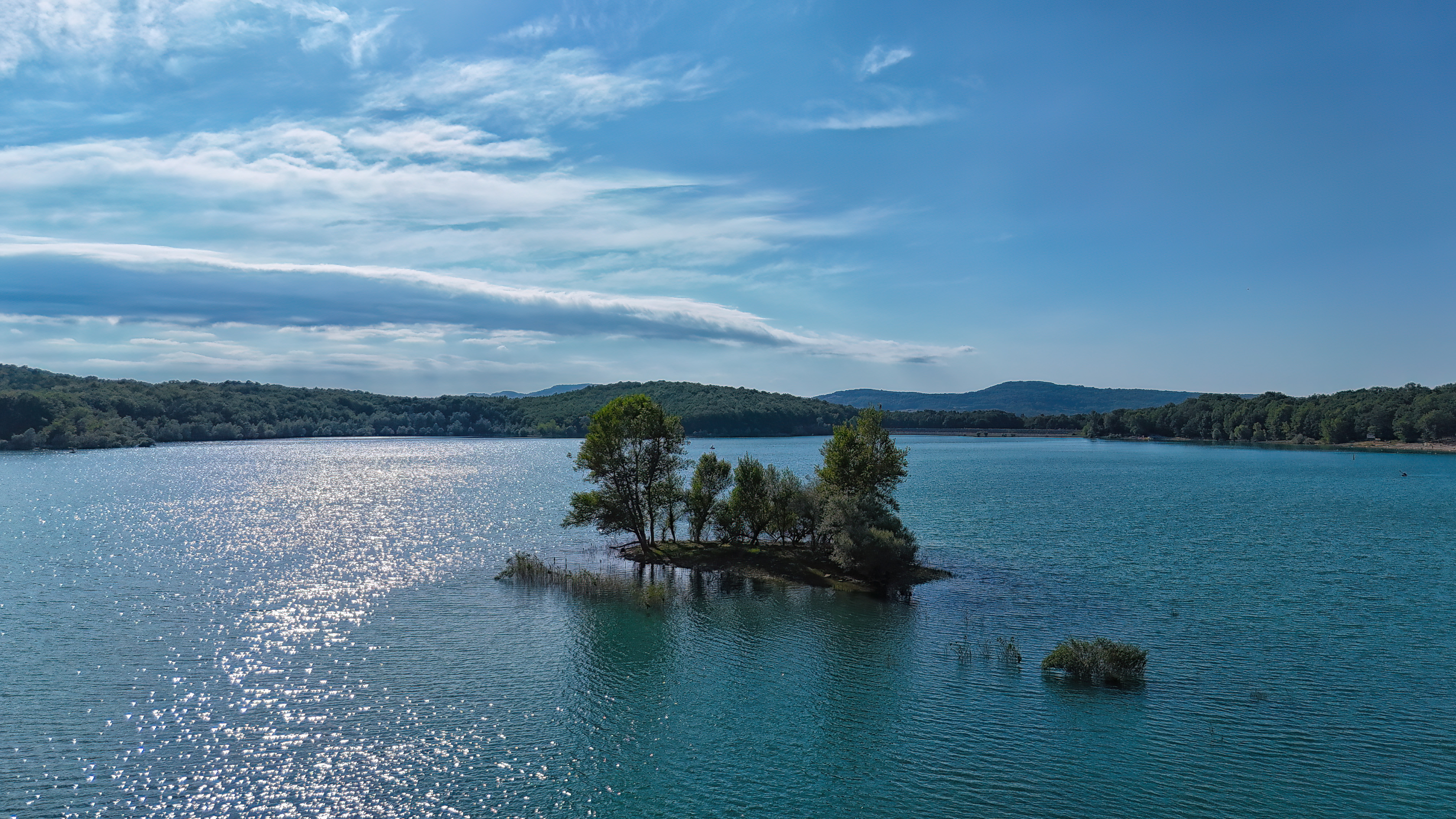 Îlot solitaire et reflets d'argent ጠ Intimité du Lac de Montbel